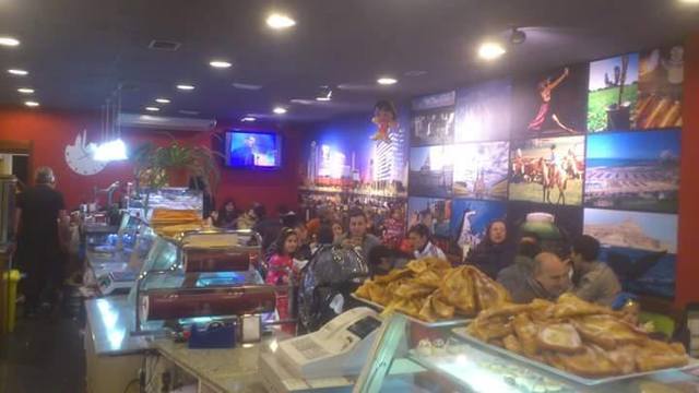 Se Necesitan Camareros/as y Pasteleros en CHOLOLAKE Pastelería-Cafetería en Madrid